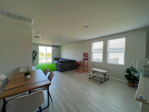 Entire Brand New Modern Lake House Family Fun in Auburndale (FL)