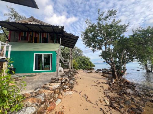 Rasta view Beach near Wat Salak Phet Temple