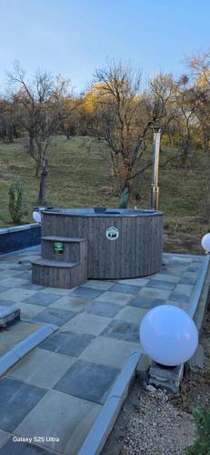 Karstais baseins, Cabana din livada cu ciubar in Pucioasa