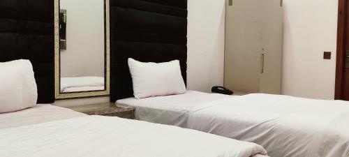 Madallion Hotel - image 7