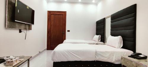 Madallion Hotel - image 6