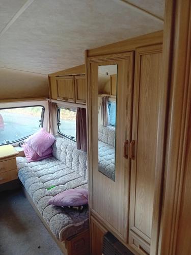 Bed, 1 Bed Caravan - Sleeps 2 - Parking - Wifi in Troedyraur