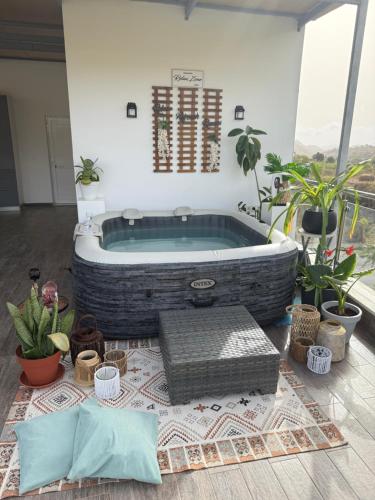 Karstais baseins, VILLA NAYELI Luxury and Simplicity in Rui Vaz