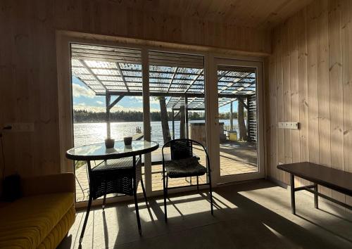 陽台/露台, Peaceful lake retreat with sauna & hot tub in 因圖爾克