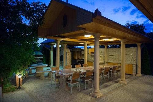 Parish Bull Hotel - image 7