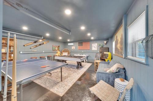Fully Restored cottage, AMAZING game room, hot tub – khách sạn tại Murdock