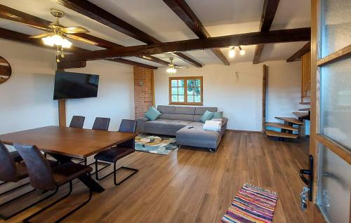 Awesome Home In Karlovac With Wifi in Donje Pokuplje