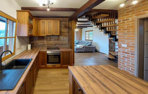 virtuve, Awesome Home In Karlovac With Wifi in Donje Pokuplje