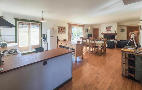 virtuve, Maison Avec Piscine in Faugeres