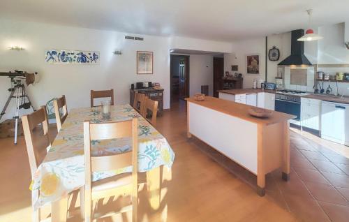 virtuve, Maison Avec Piscine in Faugeres