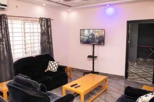 صالة مشتركة/ منطقة التلفزيون, 2Bedroom Apartment at Pokuase in Amasaman