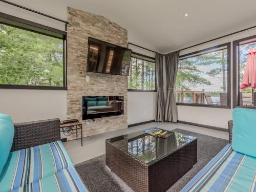 Private Lakefront Cottage Living on Muldrew Lake in Gravenhurst (Ontario)