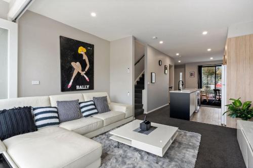 Modern 3-Bedroom Townhouse in Quiet Greenway - image 3