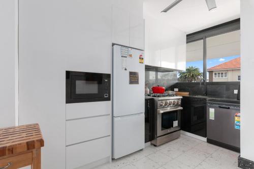 Bright Tamarama 2-Bed Apartment with Balcony Views - image 4