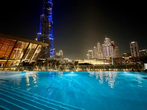 Grande Signature Burj Khalifa view 4 Min walk Dubai Mall Infinity Pool with Fountain View Free parking By The Meridian, Dubaj