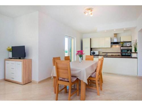 設施, Four Bedroom Villa with the pool in 德里諾維錫