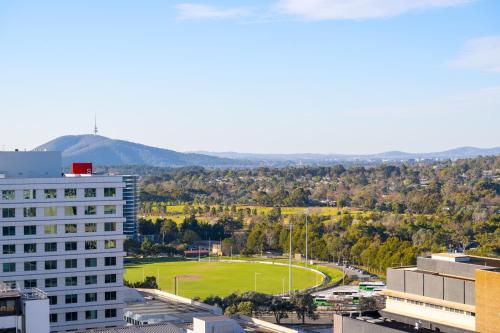 Sunny Woden Apt Near Hospital Mall w Parking - image 2