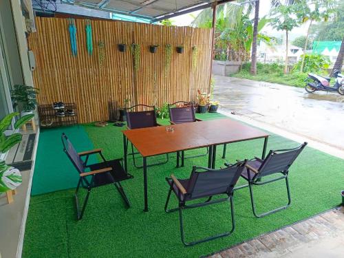 Theppahrak Hostel Khaolak in Khao Lak