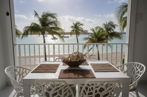 Condo Casa Nino - with pool & lagoon front view in Ilha de São Martinho