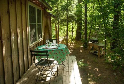 陽台/露台, Custom Cabin Surrounded by River in Newfane, Vermont in 纽芬 (VT)
