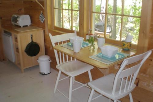 設施, Custom Cabin Surrounded by River in Newfane, Vermont in 纽芬 (VT)