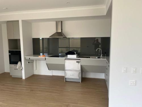 Milbridge Getaway with a bathroom in each room in Australind