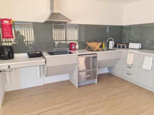 Milbridge Getaway with a bathroom in each room in Australind