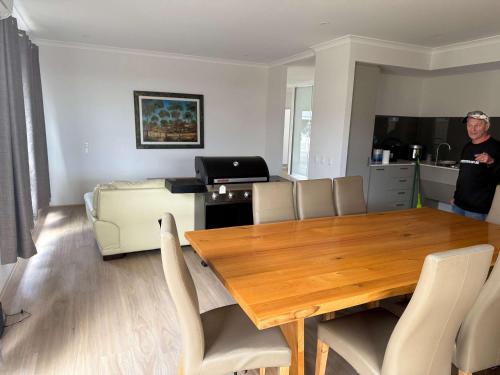 Milbridge Getaway with a bathroom in each room in Australind