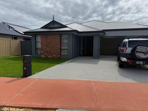 Milbridge Getaway with a bathroom in each room in Australind