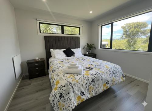 Modern Family Home in Tawa - Wellington in ทาวา