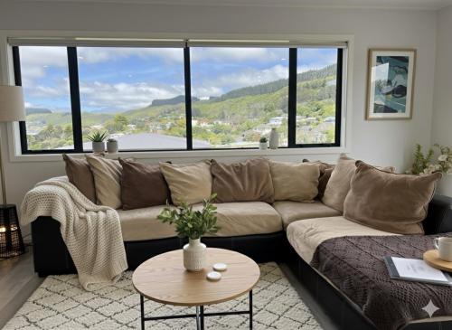 Modern Family Home in Tawa - Wellington in ทาวา