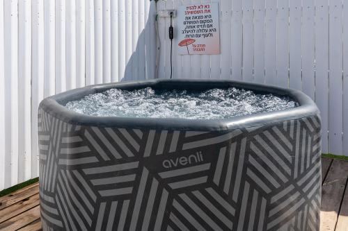 Hot tub, וילת האגם - וילה מהממת למשפחות עם בריכה פרטית in Tiberias
