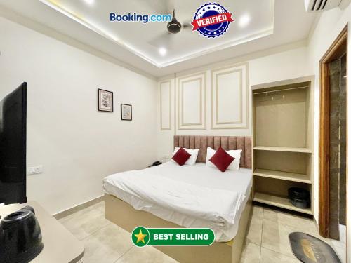 HOTEL - M&D Stay INN - Free Wi-Fi & Fully Air Conditioning Hotel - With LUXUARY ROOMS - A Few Steps From The Holy Shree Kashi Vishwanath Temple - SHRI MADHAVA