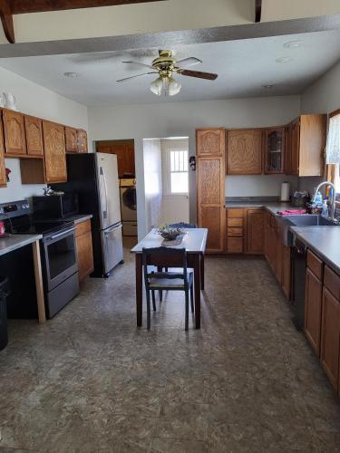 virtuve, Peaceful Getaway on a Farm near Waterloo, Iowa in Hemptona (IA)