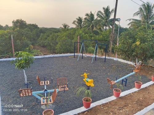 สนามเด็กเล่น, Madhav Farmhouse in ซาซานกีร์