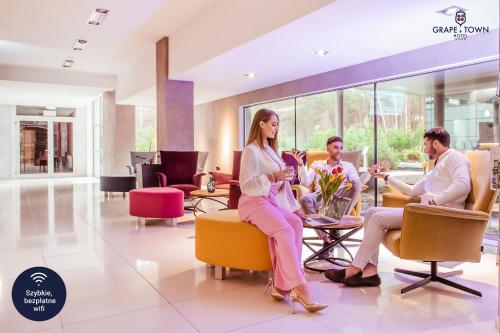 Зовнішній вигляд готелю, GRAPE TOWN HOTEL in Зелена-Гура