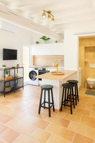 Le Nily Provence, T2 cosy rénové avec Clim, Extérieur et Parking (Le Nily Provence, T2 cosy renove avec Clim, Exterieur et Parking) in Sainte-Tulle