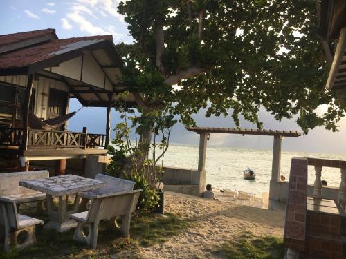 Jungle Hut Bungalows & Hotel