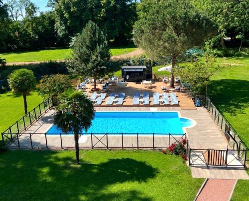 Úszómedence, Logis Hôtels Château de La Barge (Logis Hotels Chateau de La Barge) in Crêches-sur-Saône