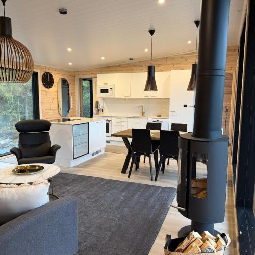 Modern VillaJoenhelmi with jacuzzi and sauna in Куусамо