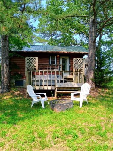 Romantic Cabin Rental for Two with a Private Hot Tub near St. Louis, Missouri in 古巴