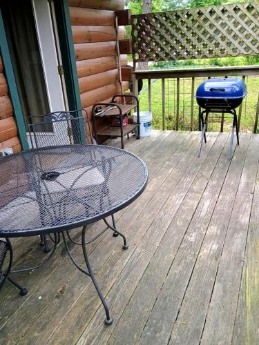 Romantic Cabin Rental for Two with a Private Hot Tub near St. Louis, Missouri in 古巴