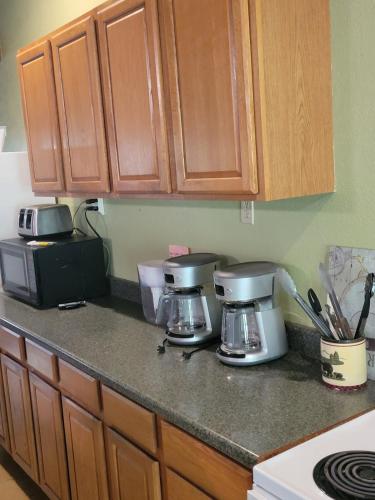 Konyha, Spacious Cabin Rental for Large Groups near Onondaga Cave State Park in Missouri in Cuba