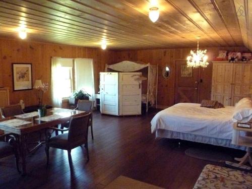 Rustic Cabin Rental in a Wild Meadow near Crater Lake National Park, Oregon in พรอสเพ็ค