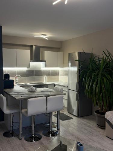 Kitchen, HIGHWAY Apartman in Szabadhegy