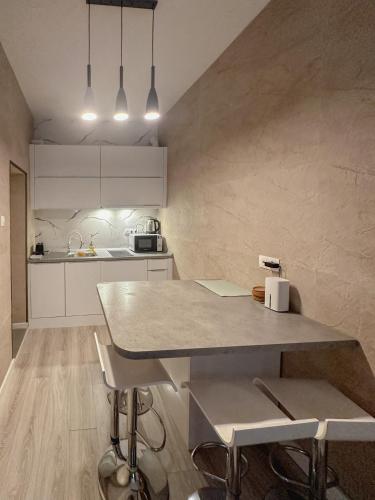 S8 Downtown Apartment - image 3