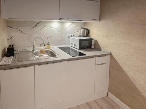 S8 Downtown Apartment - image 9