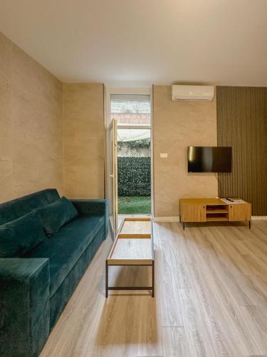 S8 Downtown Apartment - main image
