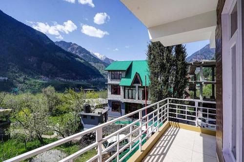 Erkély/terasz, Omavya Cottage in Jagatsukh