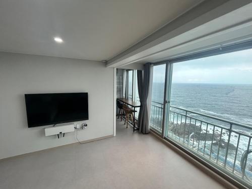 # 삼척 바다정원 Ocean STAY # 삼척항1분 # 솔비치5분 # 장호항20분 # Free Bikes (# 삼척 바다정원 Ocean STAY # 삼척항1분 # 솔비치5분 # 장호항20분 # Free Bikes) in ชองซัง-ดง